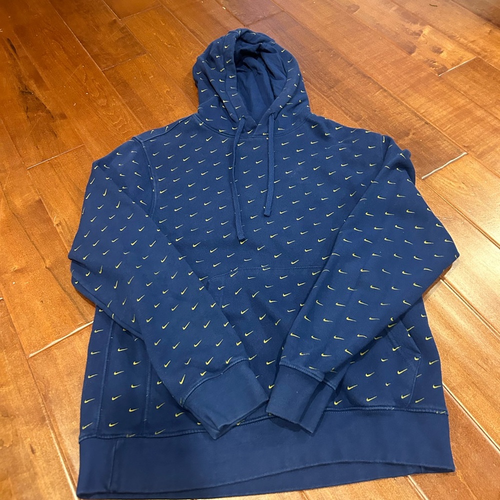 Nike hoodie in great condition. Size medium